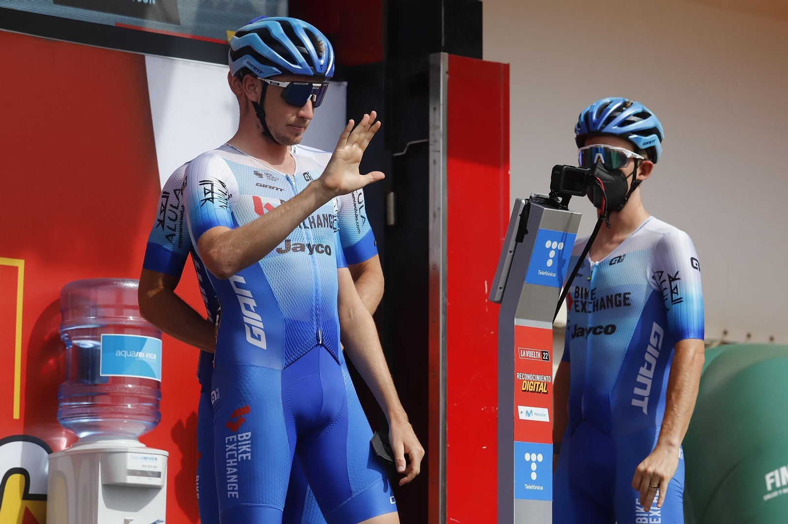 Imágenes de la Vuelta Ciclista a España en su salida desde Aracena en la 17ª etapa