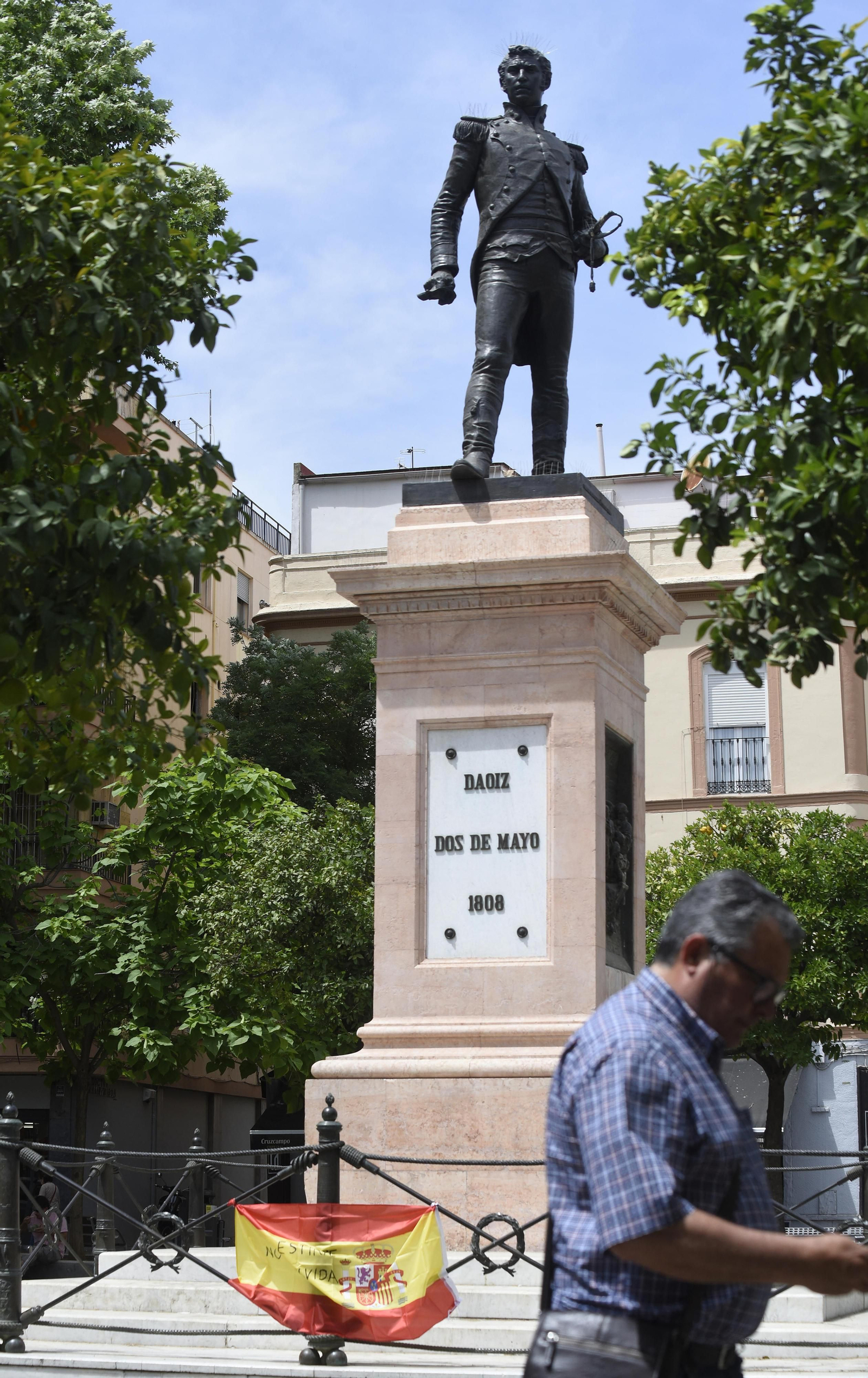 Bandera de España colocada en el monumento a Luis Daoiz.