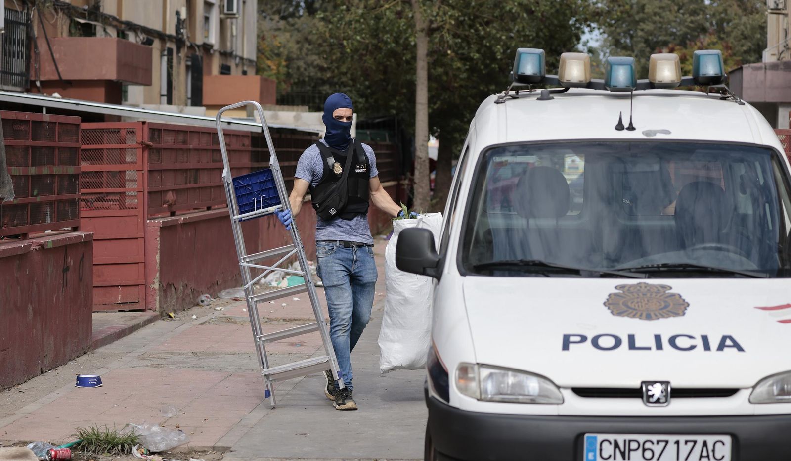 Batida contra la marihuana en el Polígono Norte, todas las fotos