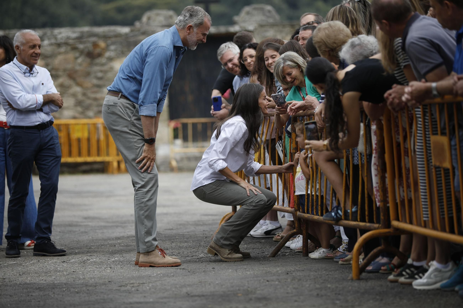 Las fotos de la visita de los Reyes a las zonas afectadas por los incendios en Sanabria y Las Médulas