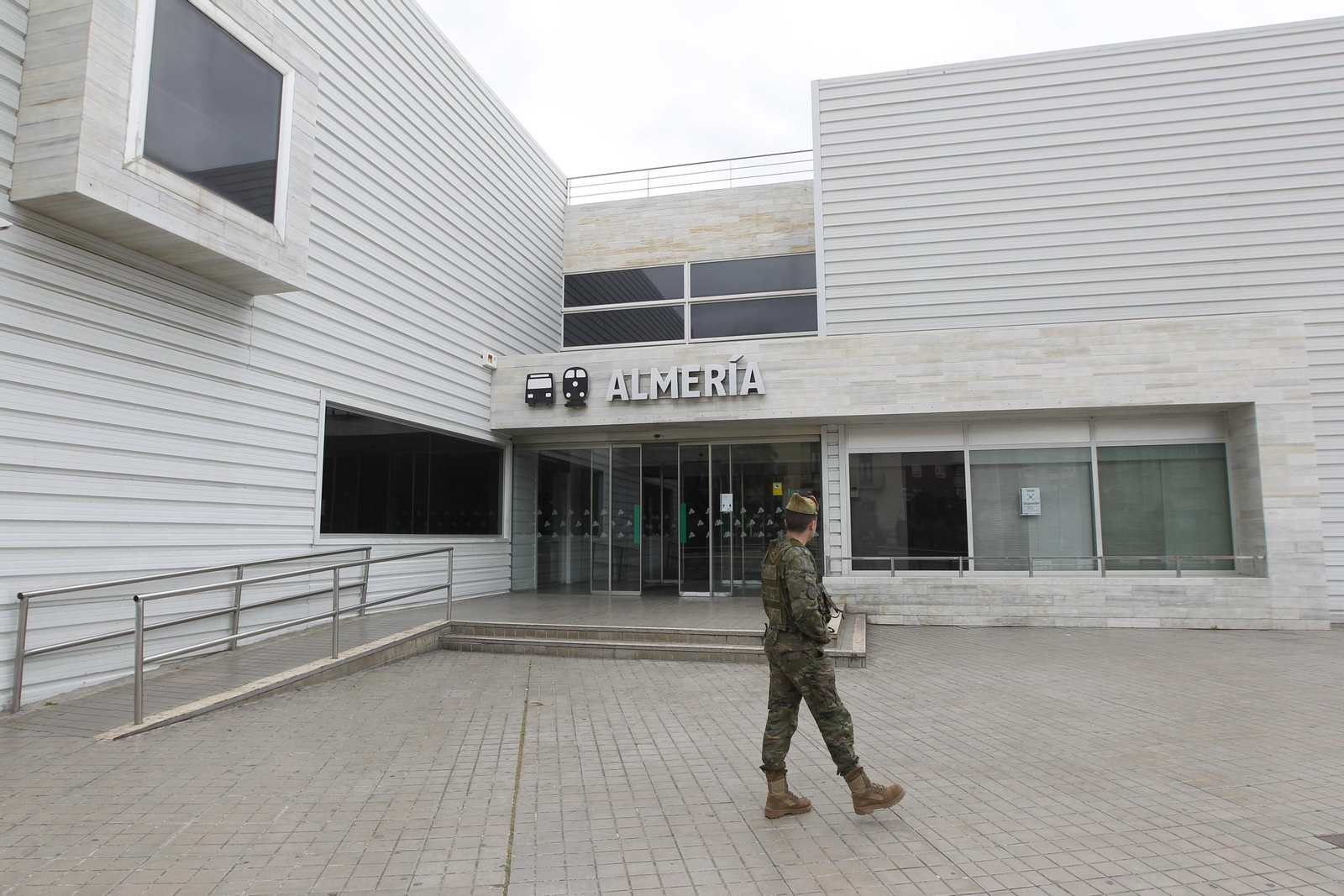 La Legión se suma en Almería a la vigilancia para el cumplimiento del estado de  alarma