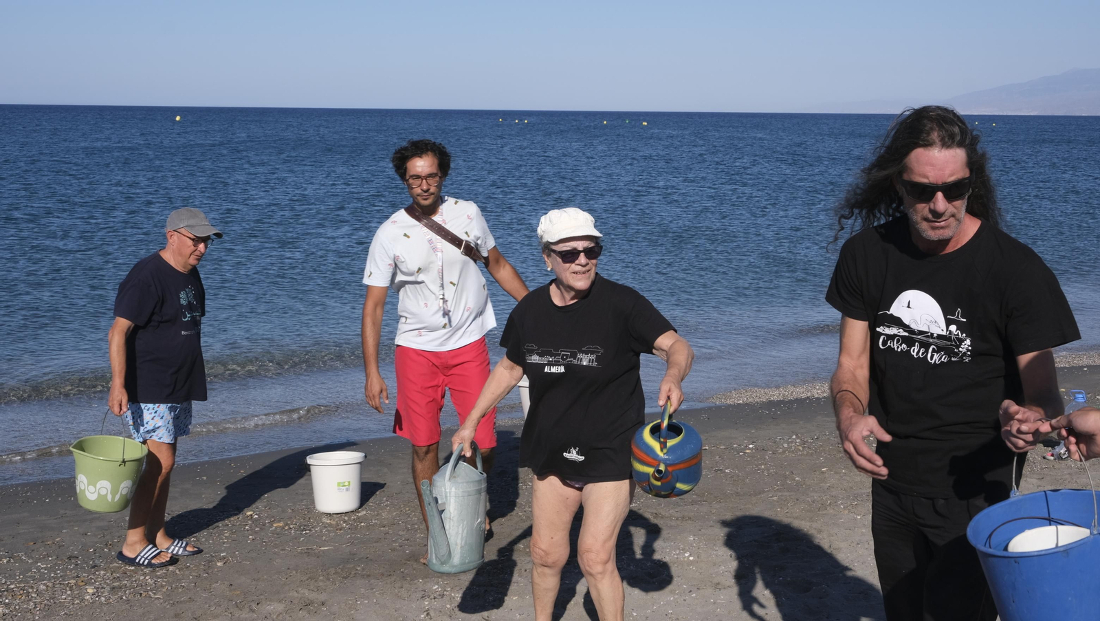 Imágenes de la cadena humana contra la desecación de Las Salinas de Cabo de Gata. Almería