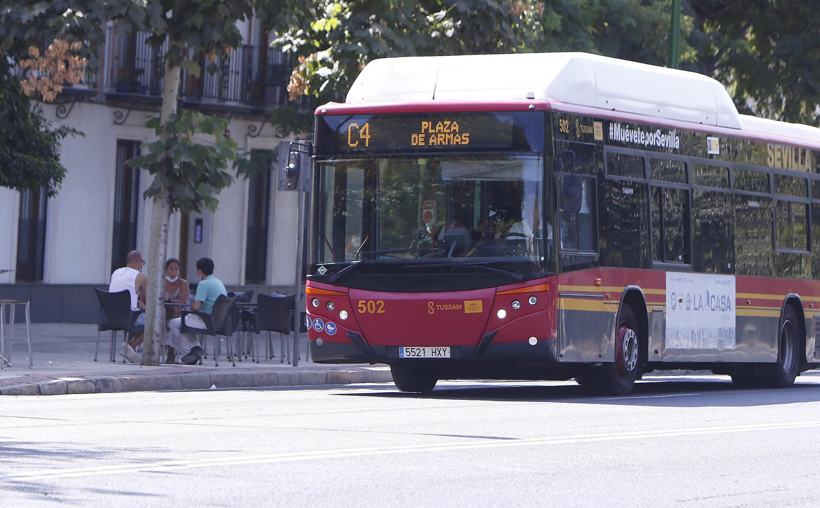 Un autobús de Tussam por la ronda histórica.