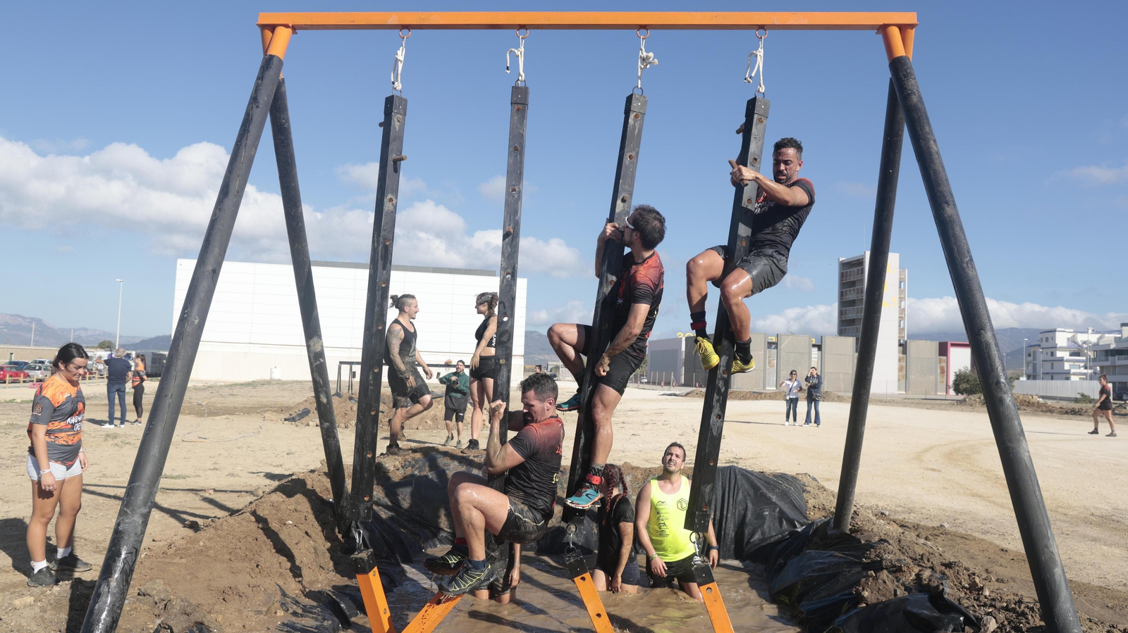 Carrera de obstáculos Adrenaline Race, en la playa de los Lances, en imágenes