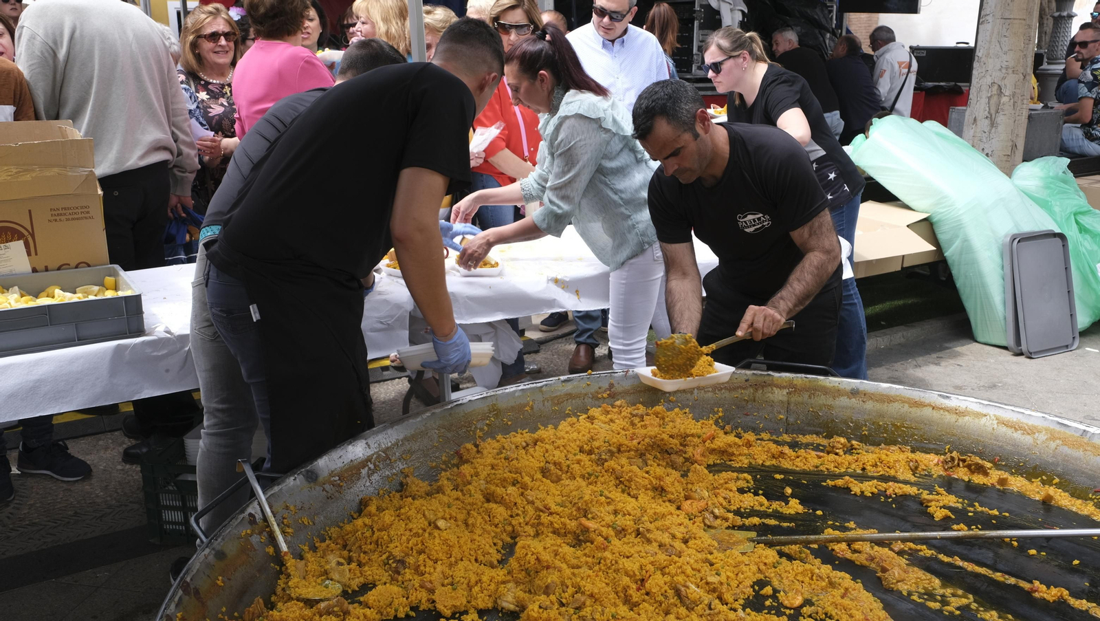 Imágenes de la paella popular en las Fiestas de Canjáyar