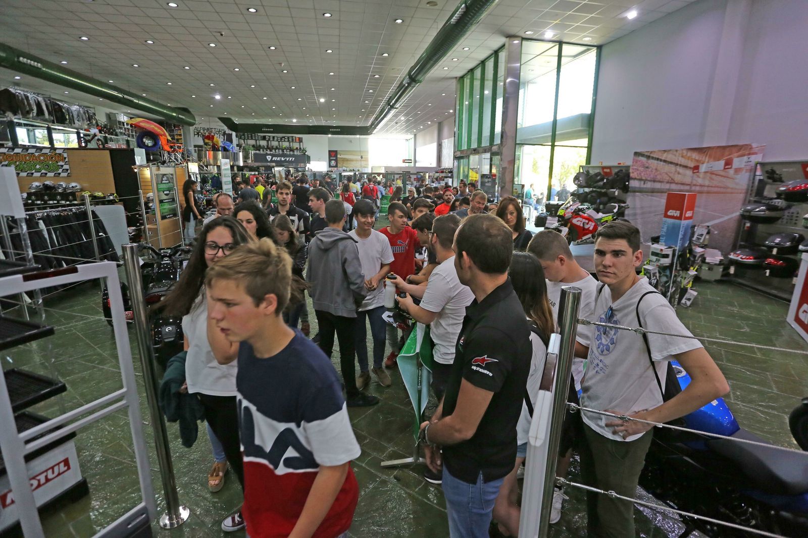 Gran expectación en El Motorista ante la llegada de los pilotos