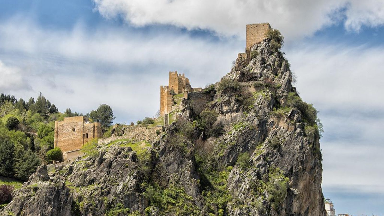 El bucólico Castillo de La Iruela, situado en la alto del cerro que corona el pueblo. El bucólico Castillo de La Iruela, situado en la alto del cerro que corona el pueblo.