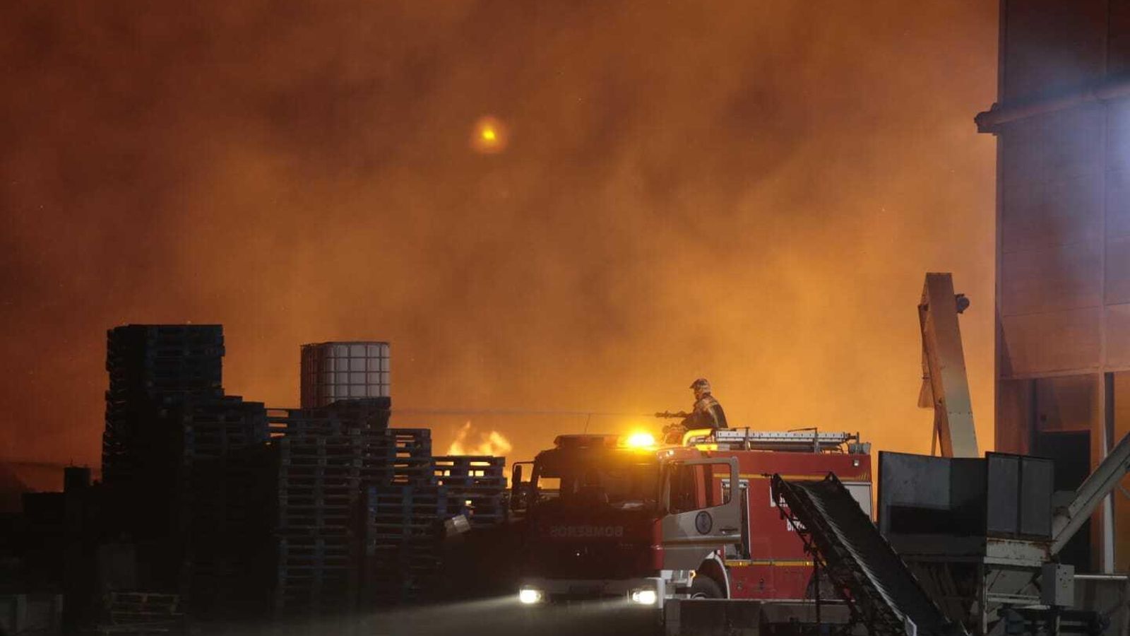 Los bomberos tratan de extinguir el incendio