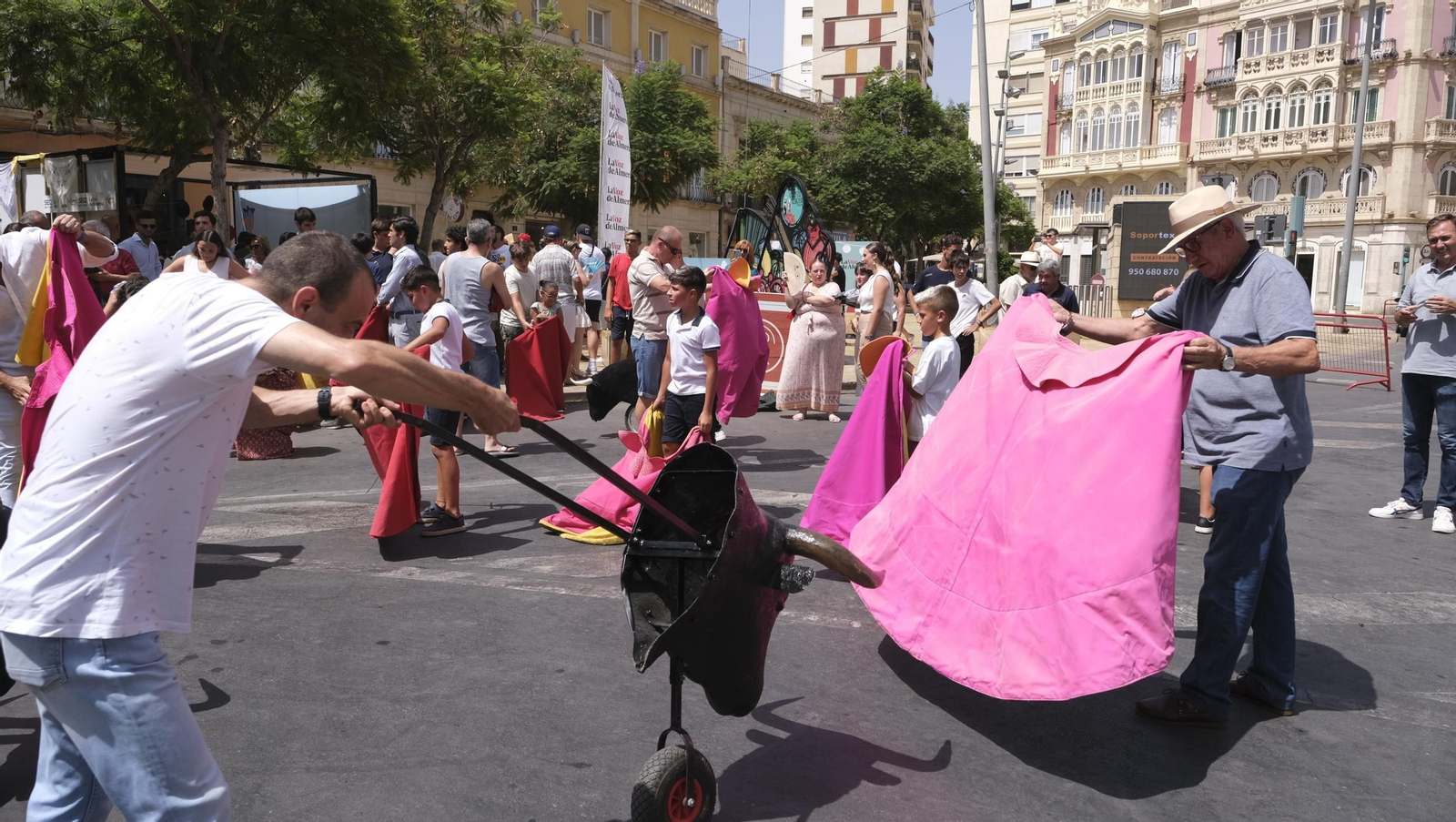 Exhibición de toreo de salón de la Escuela Taurina de Almería, en imágenes