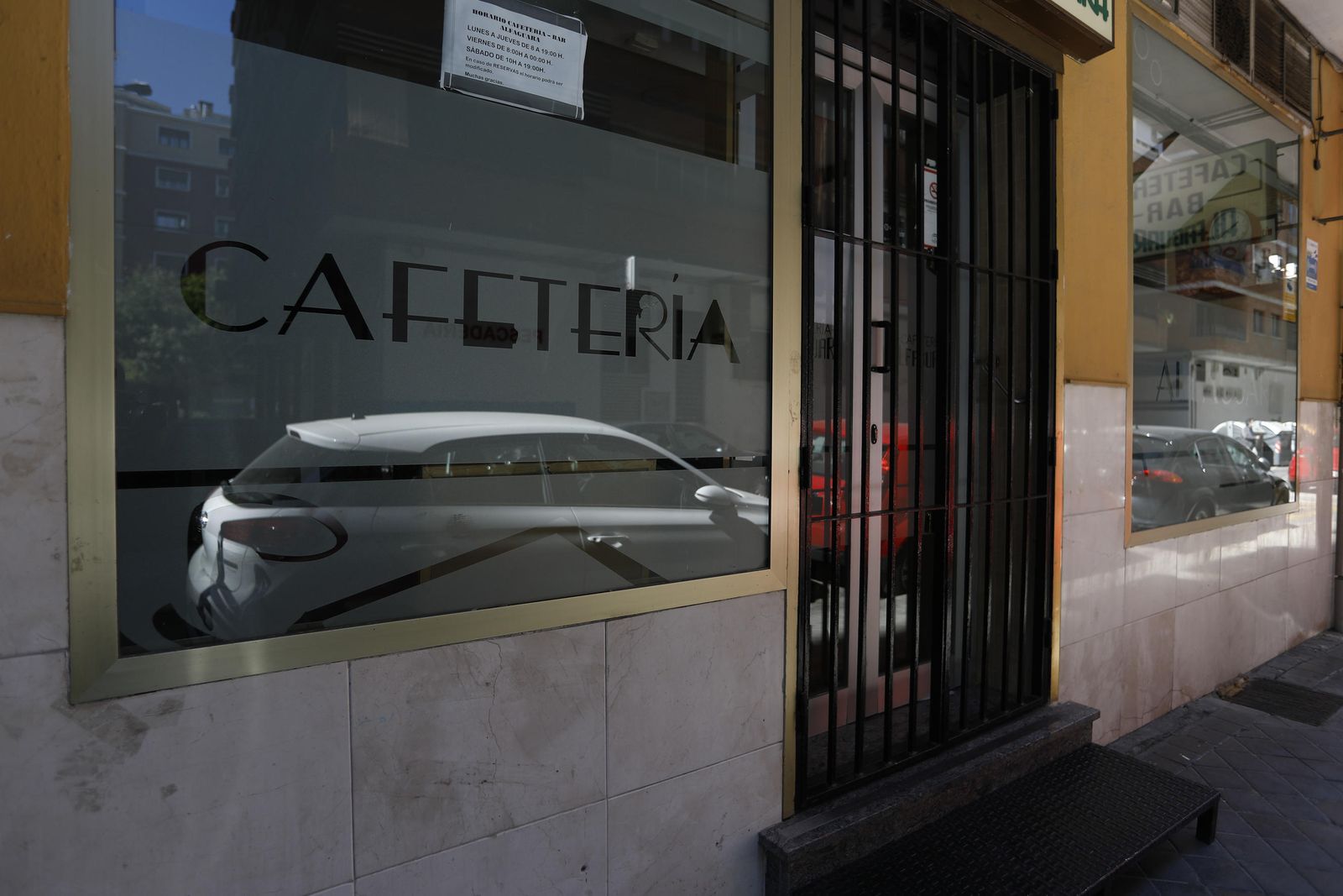 Fotos de cafeterías, parques y la 'Marcha Verde' vacía en el domingo de Granada