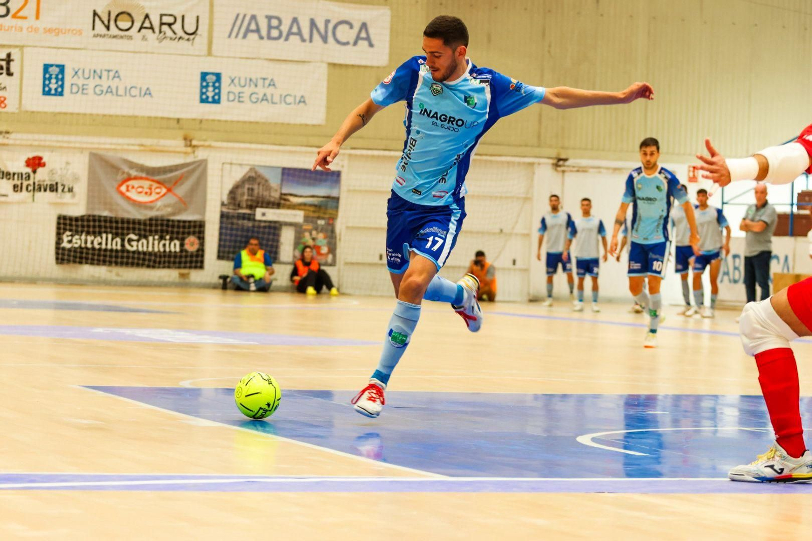 Pope prepara la pierna para el disparo durante una acción del choque frente a O Parrulo Ferrol.