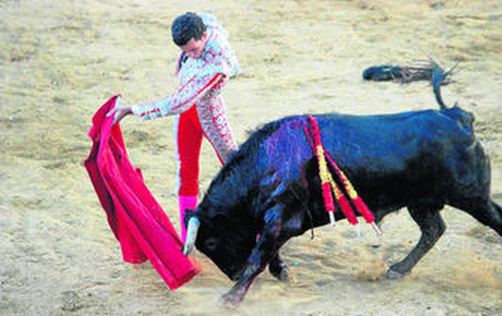 David de Miranda, poderoso muletero, tira con temple de su primero en este pase de pecho.