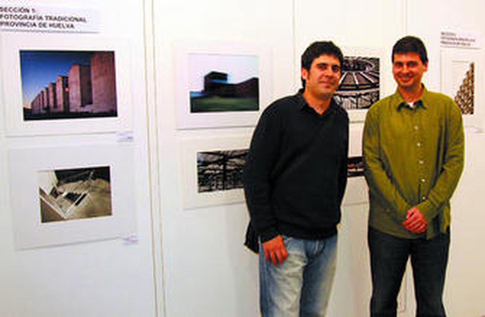 Ildefonso Coronel y Bienvenido Rodríguez junto a sus obras.