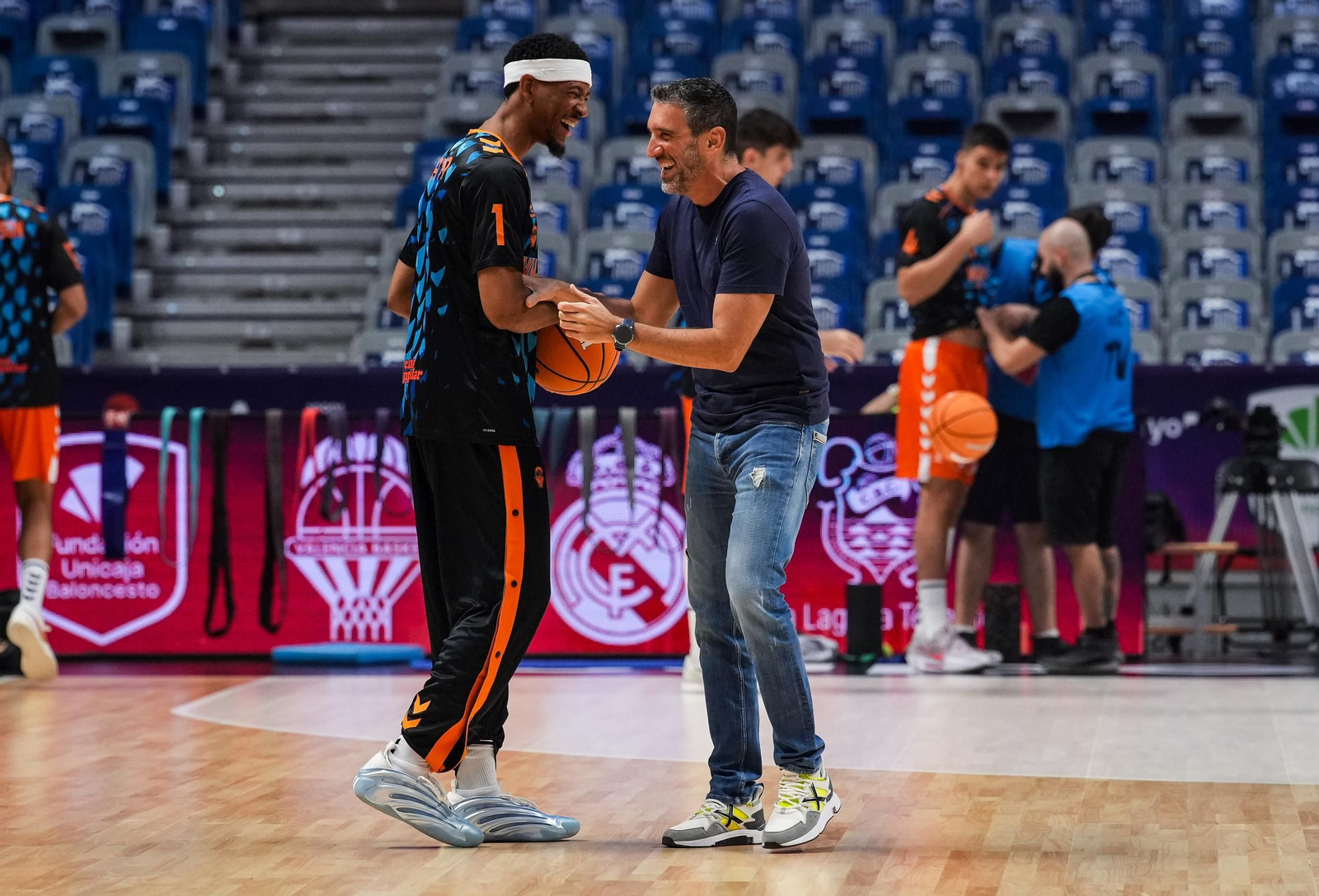 Unicaja-Valencia: Abrazos de viejos conocidos