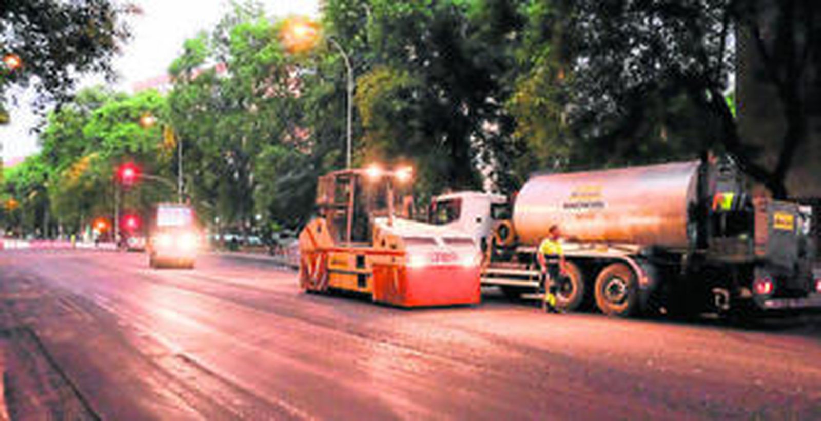Obras de repavimentación que comenzaron ayer en la calle Alcalde Juan Fernández, en el distrito Sur.