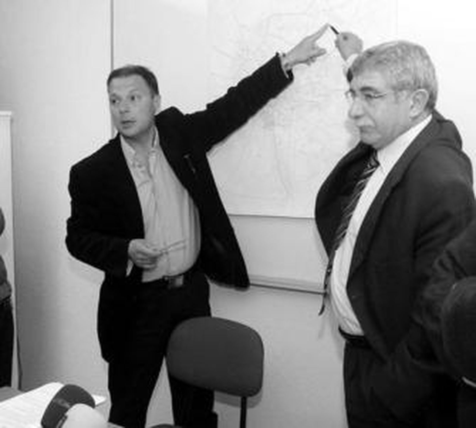 Juan Antonio Bellido y Manuel Brenes ayer señalando en un mapa las zonas con más problemas.