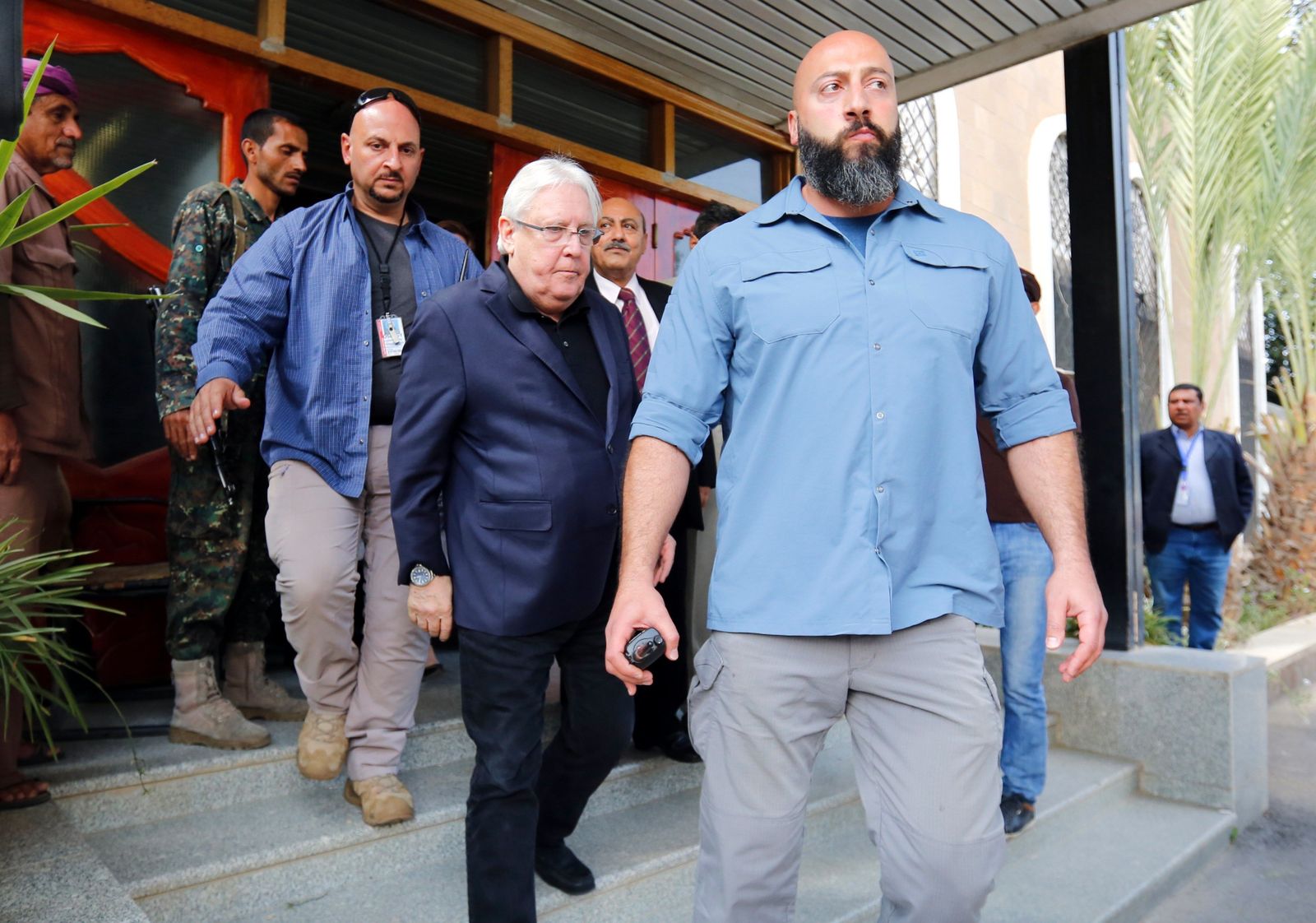 El enviado especial de la ONU para Yemen, Martin Griffiths (c), llega al aeropuerto de Saná.
