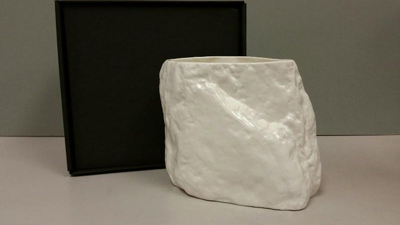 Esculuta jarrón. Un euro con sesenta.