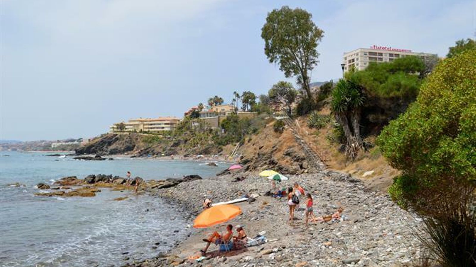 La playa de Torrequebrada está llena de encanto y de piedras. La playa de Torrequebrada está llena de encanto y de piedras.