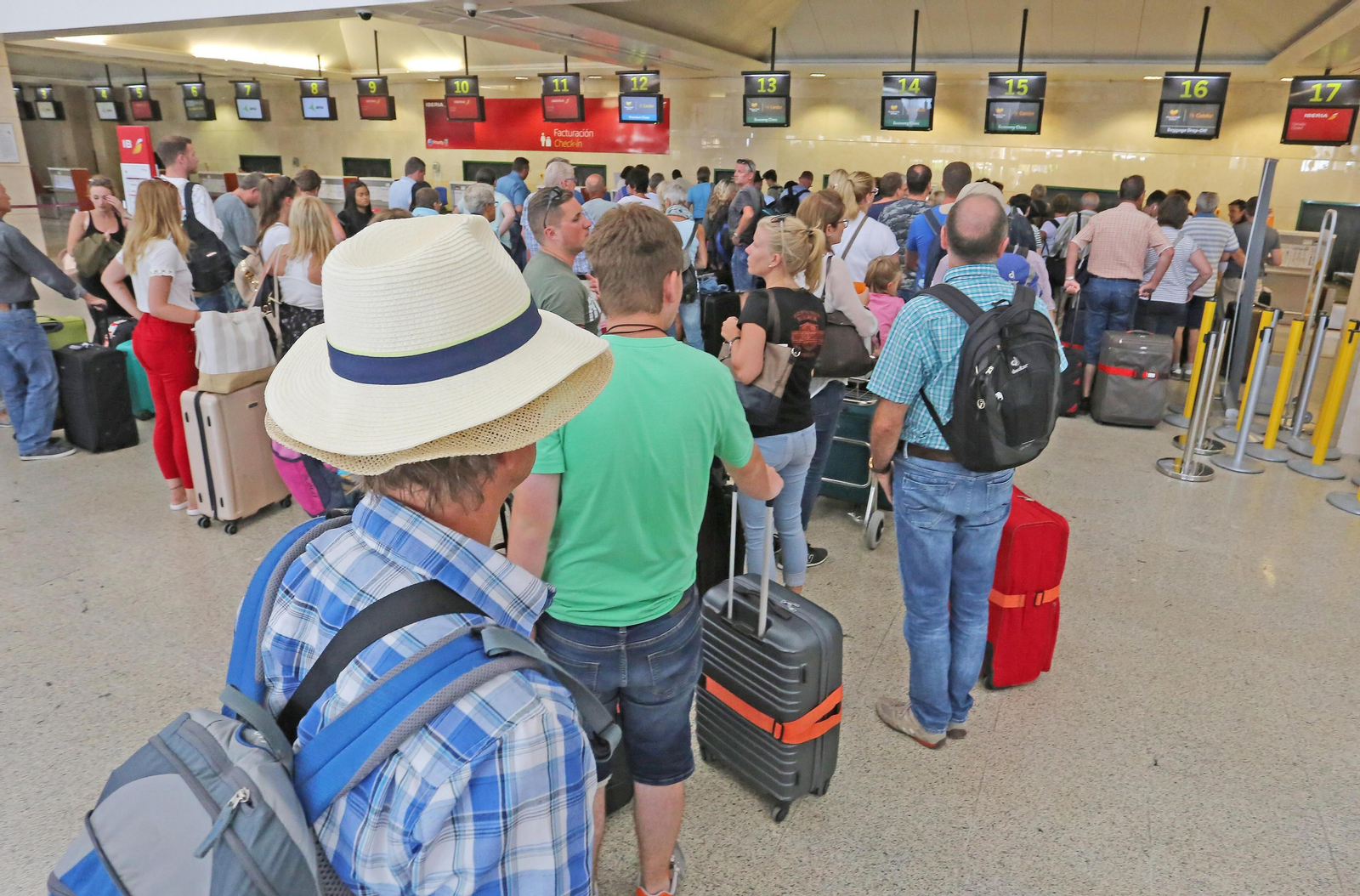 Decenas de turistas esperando su vuelo en el aeropuerto de Jerez