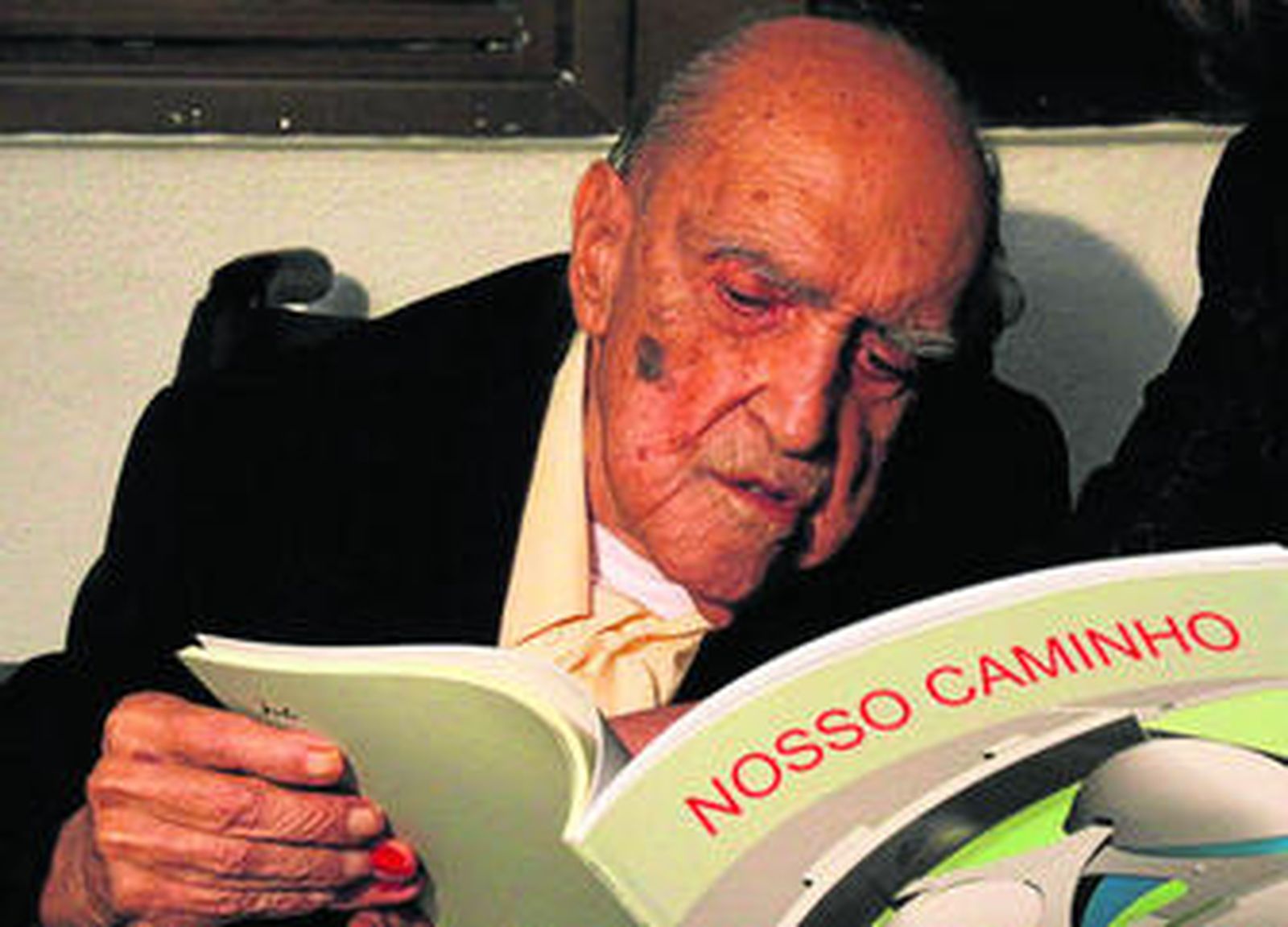 Oscar Niemeyer (Río de Janeiro, 1907), con el último número de su revista, 'Nosso Caminho'.