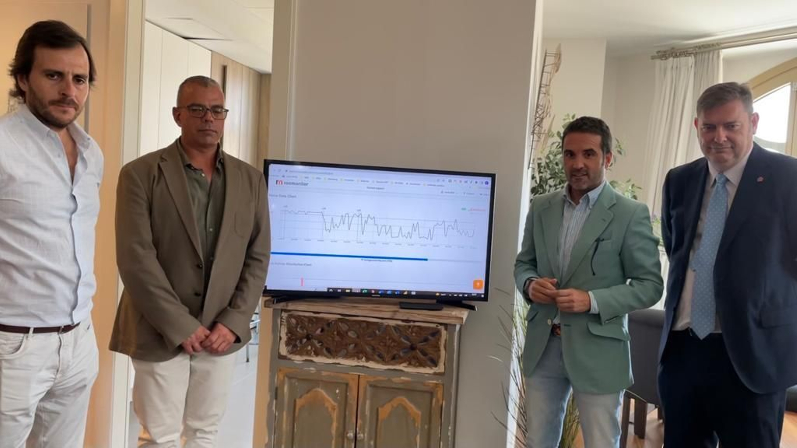 Las distintas autoridades posan junto a la métrica en directo del ruido de la vivienda.