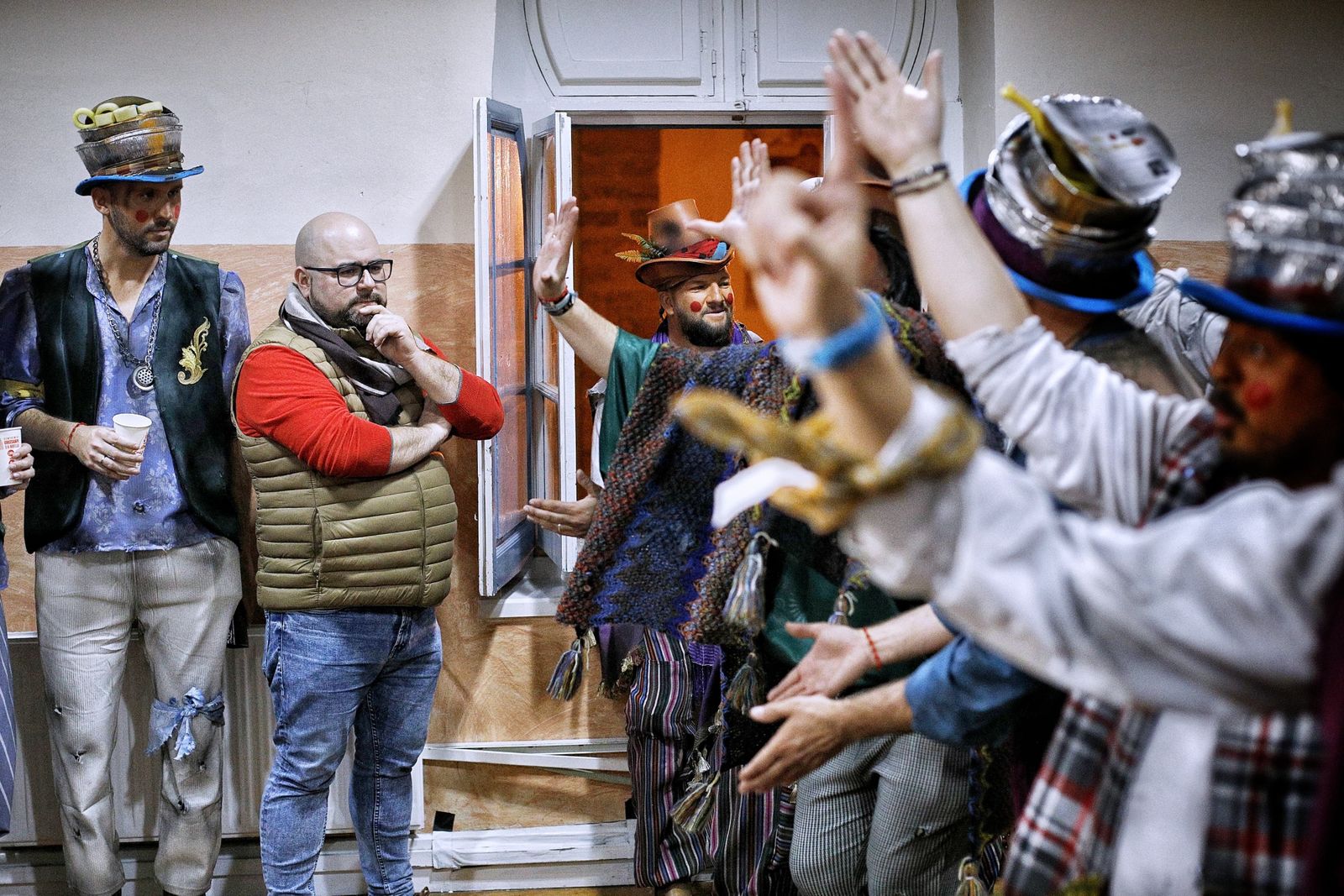 Gonzalo, en la izquierda junto a Javi Tinoco , escucha a 'Los Chabolis' en camerinos.