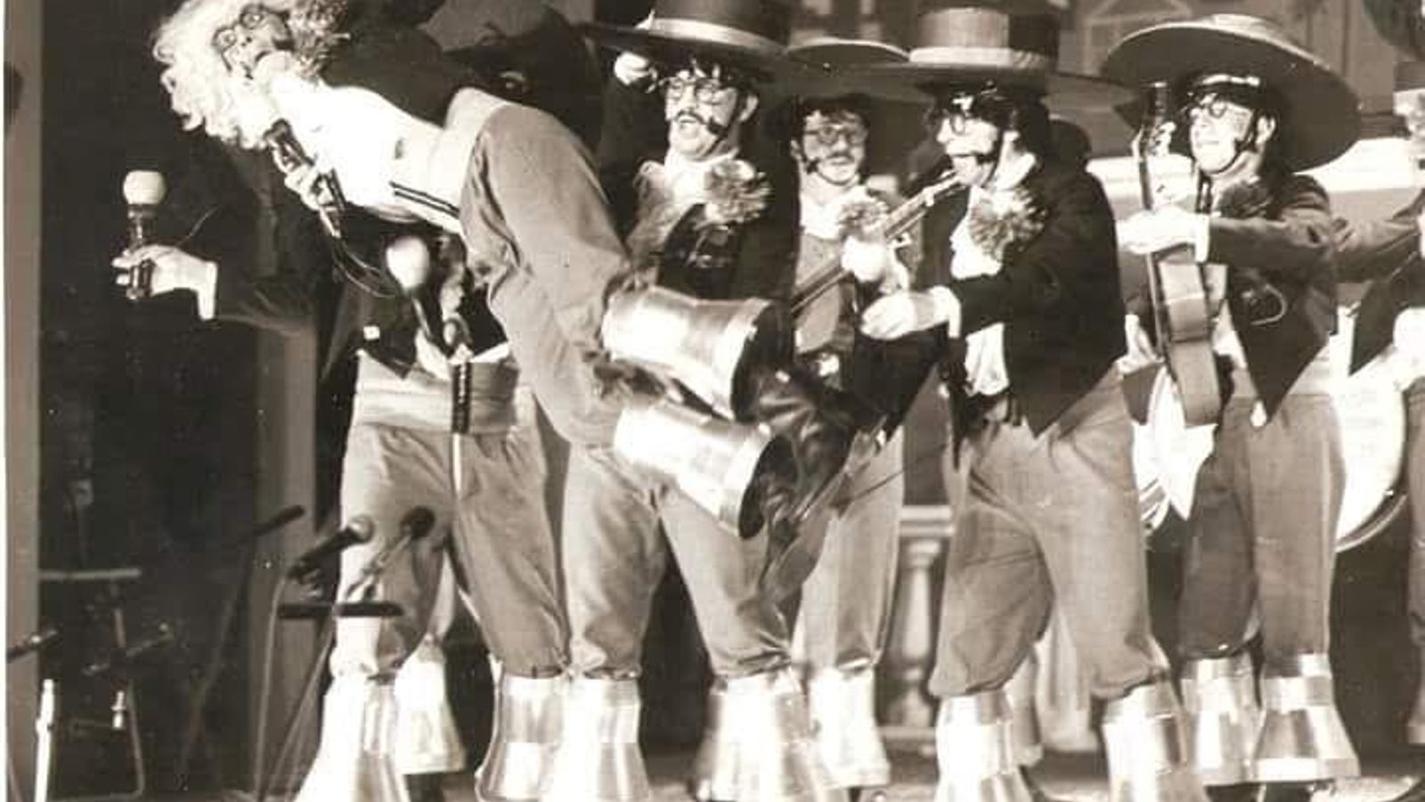 El primero por la derecha con su guitarra en 'Chentimiento de mi tierra, comparsa de Cai'.