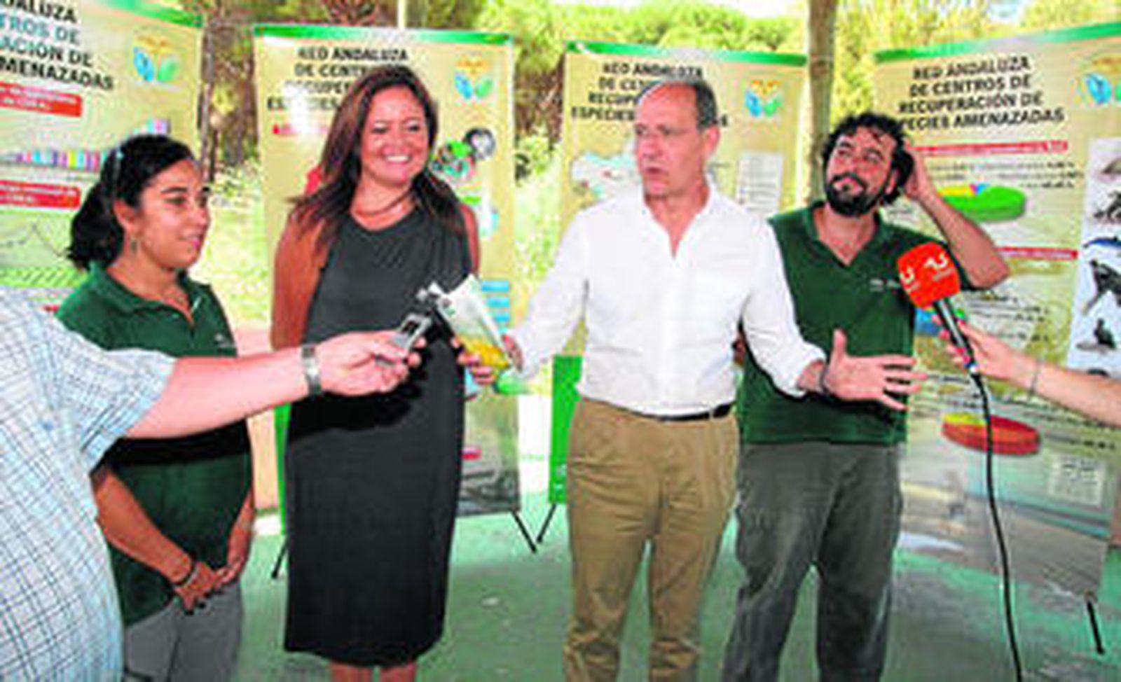 El consejero de Medio Ambiente, Juan José Díaz Trillo, y la delegada provincial, Silvia López, durante su visita al CREA.