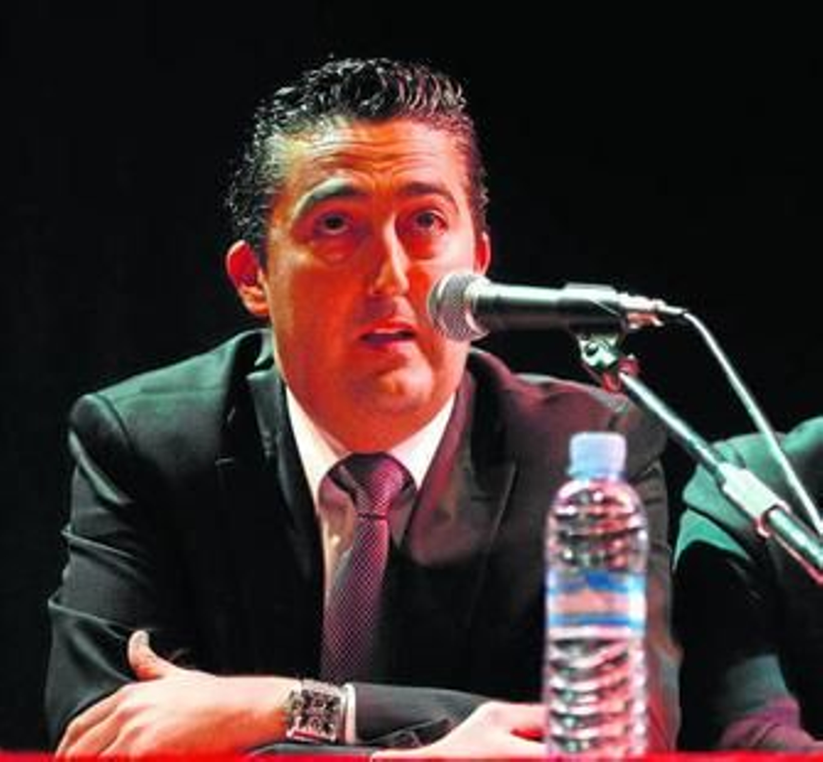 El secretario del club rojiblanco, Pedro González Segura, se dirige a los socios en la última asamblea.