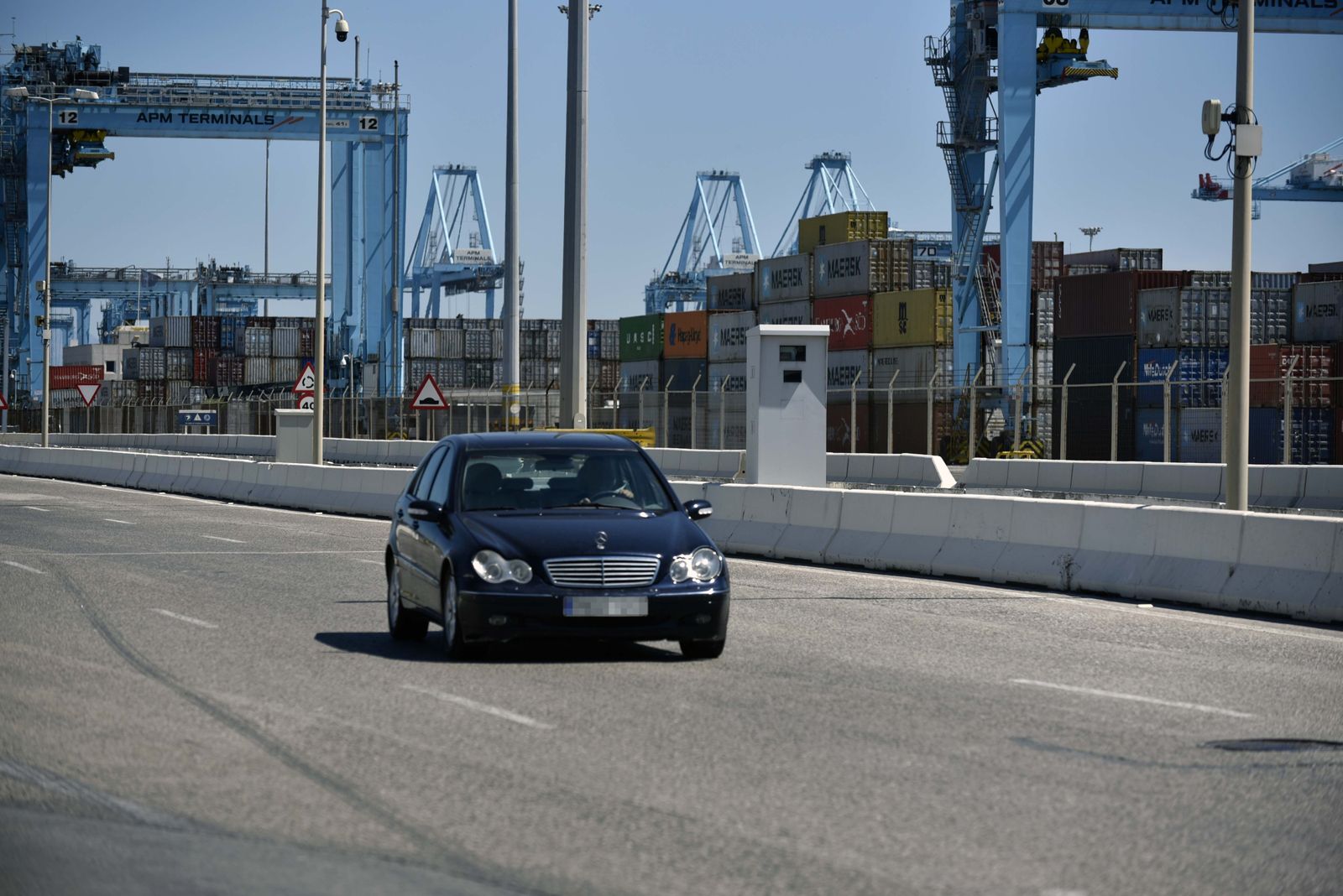 Un turismo circula junto a uno de los radares de la DGT en el Puerto de Algeciras.
