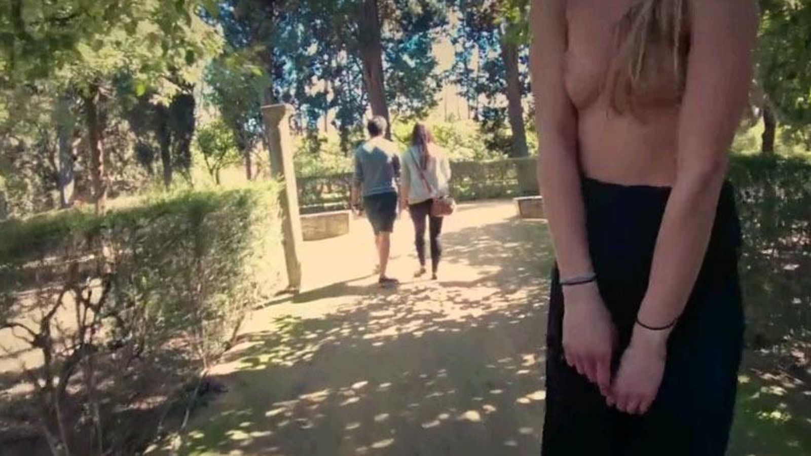 El rodaje en el Alcázar, mientras pasean algunos visitantes al monumento.