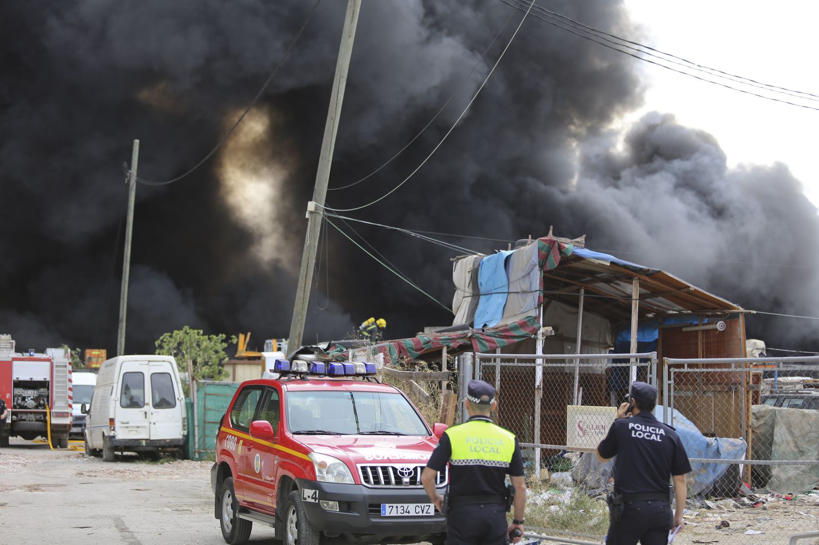 Fotos del incendio de varios vehículos en un aparcamiento de caravanas del polígono Guadalhorce