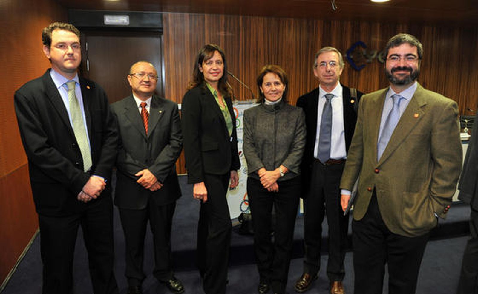 Alfonso Bachiller (Universidad de Sevilla), Jesús Torres (Escuela Técnica Superior de Ingeniería Informática), Ana Manzanares (Fundación Fidias-Ayesa), Mª Teresa García (Universidad de Sevilla), Jorge López (Escuela Politécnica Superior) y Ricardo Chacartegui (OTRI de la Universidad de Sevilla).

Foto: Juan Carlos Vázquez