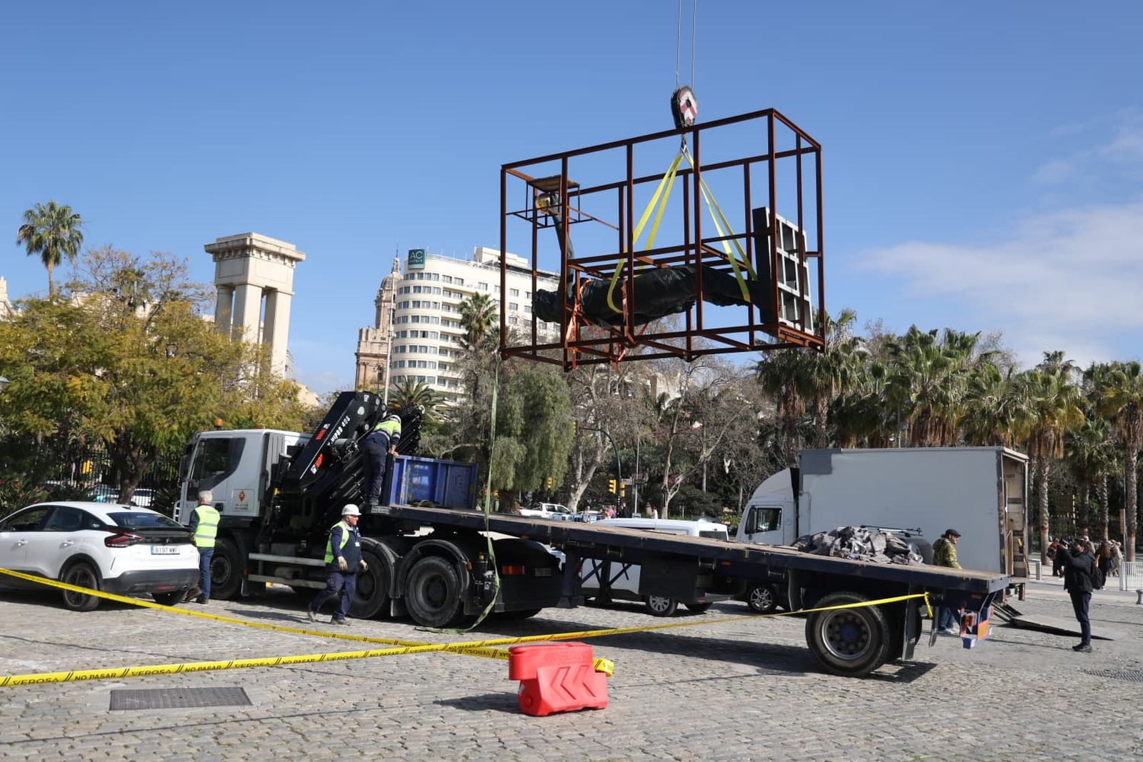El montaje de las dos esculturas de Neptuno y Venus, en fotos