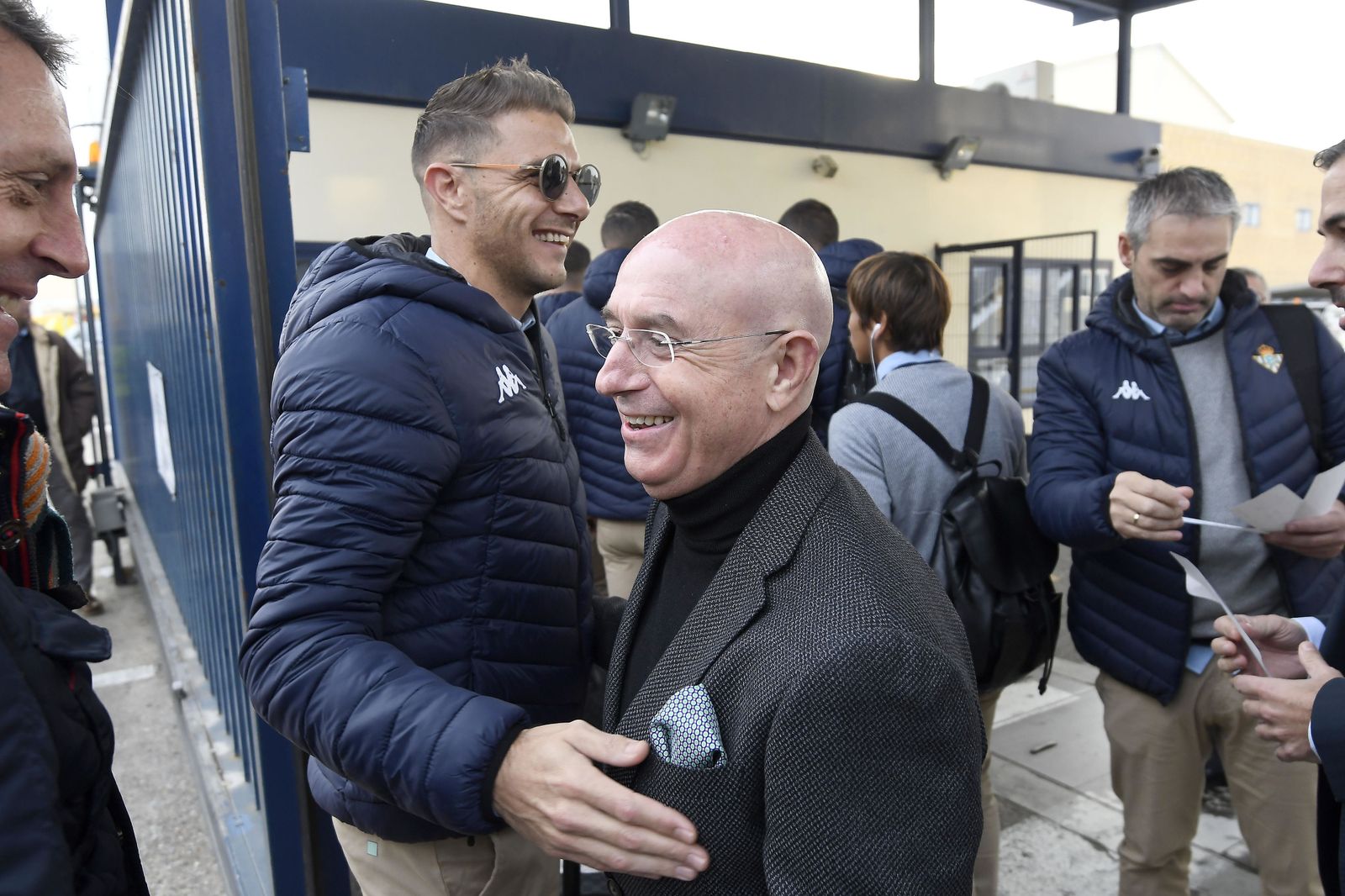 Lorenzo Serra Ferrer sonríe junto a Joaquín antes de volar hacia Luxemburgo.