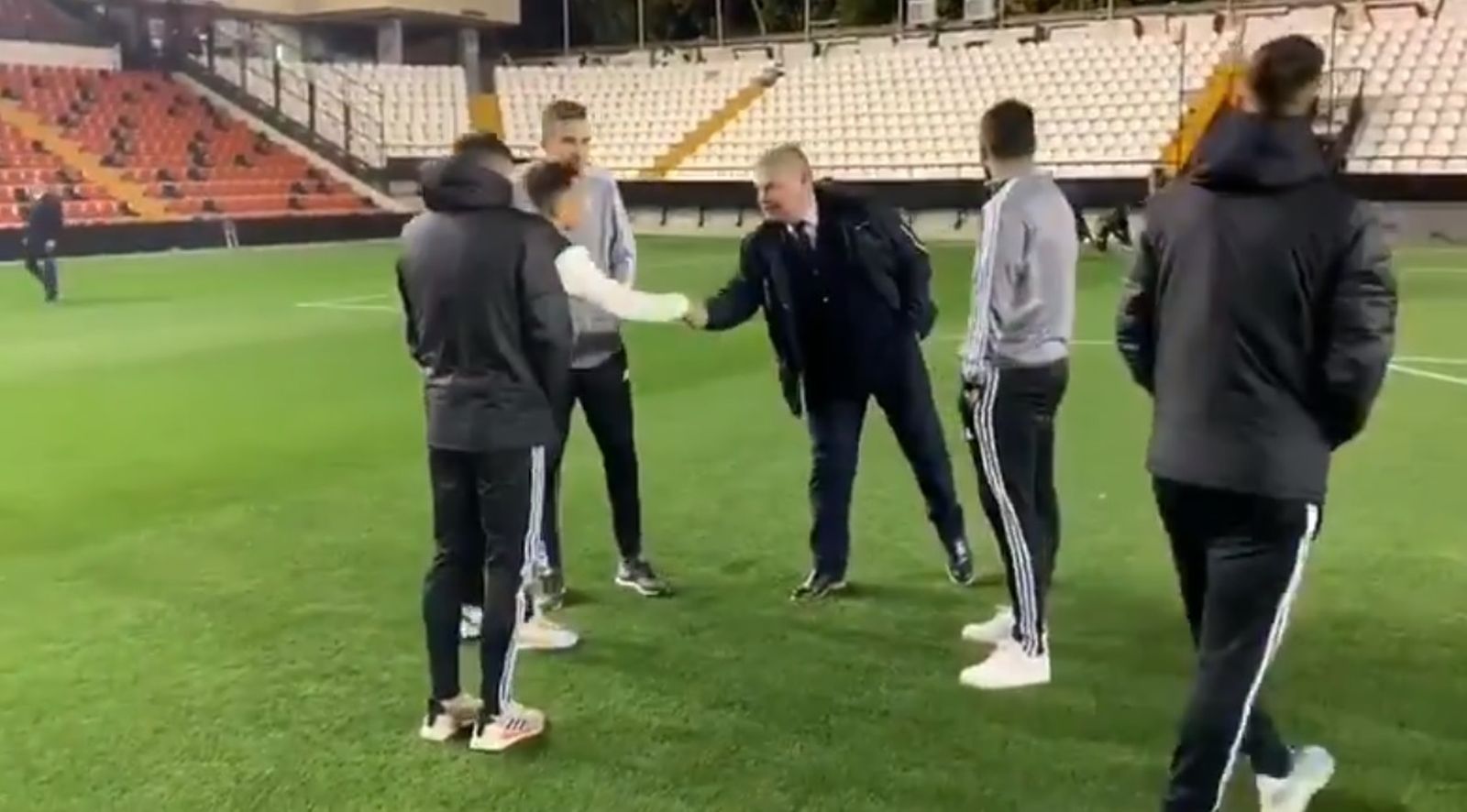 Captura del momento en el que Vizcaíno se acerca a estrechar la mano a Álvaro García.