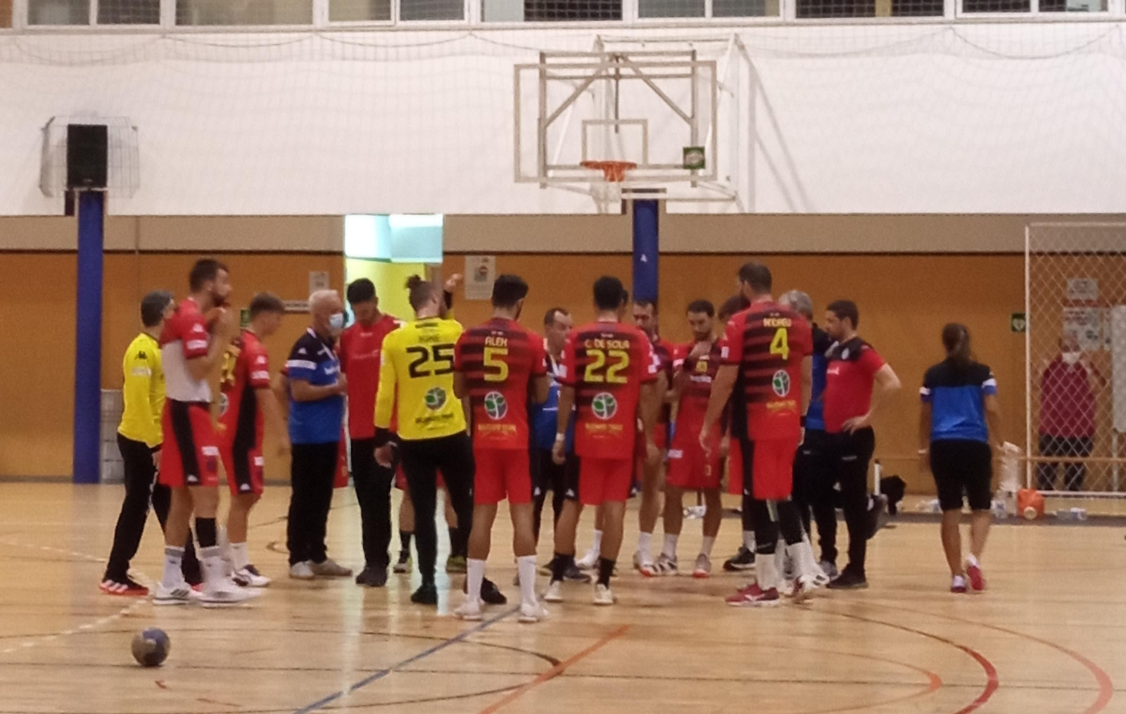 Un momento del partido del Balonmano Triana.