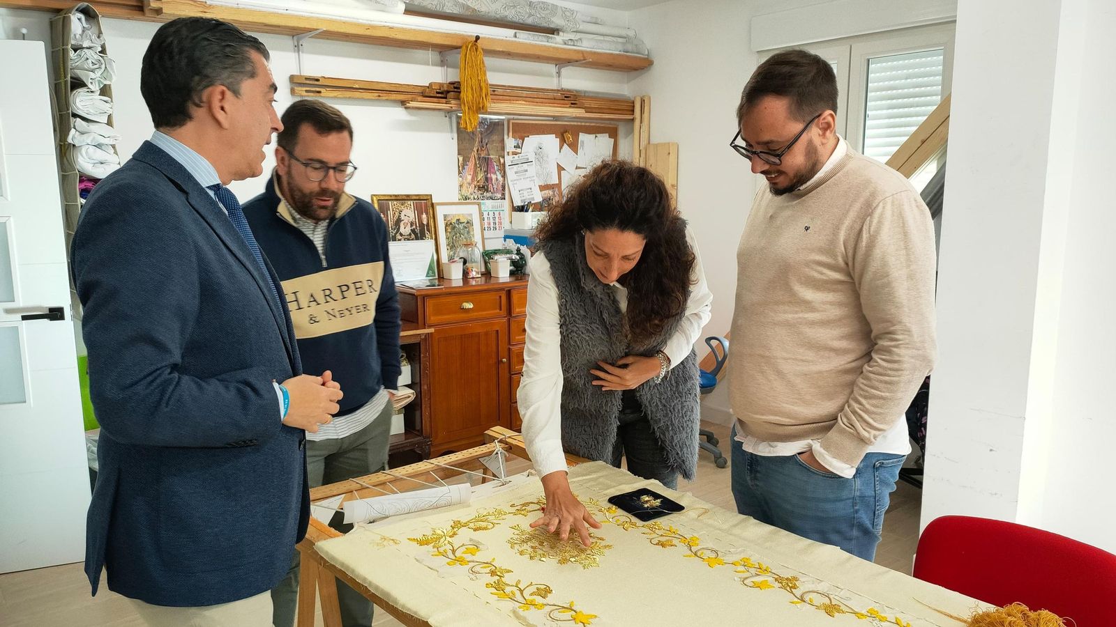 La delegada provincial conoce el trabajo de Lozano en su taller.
