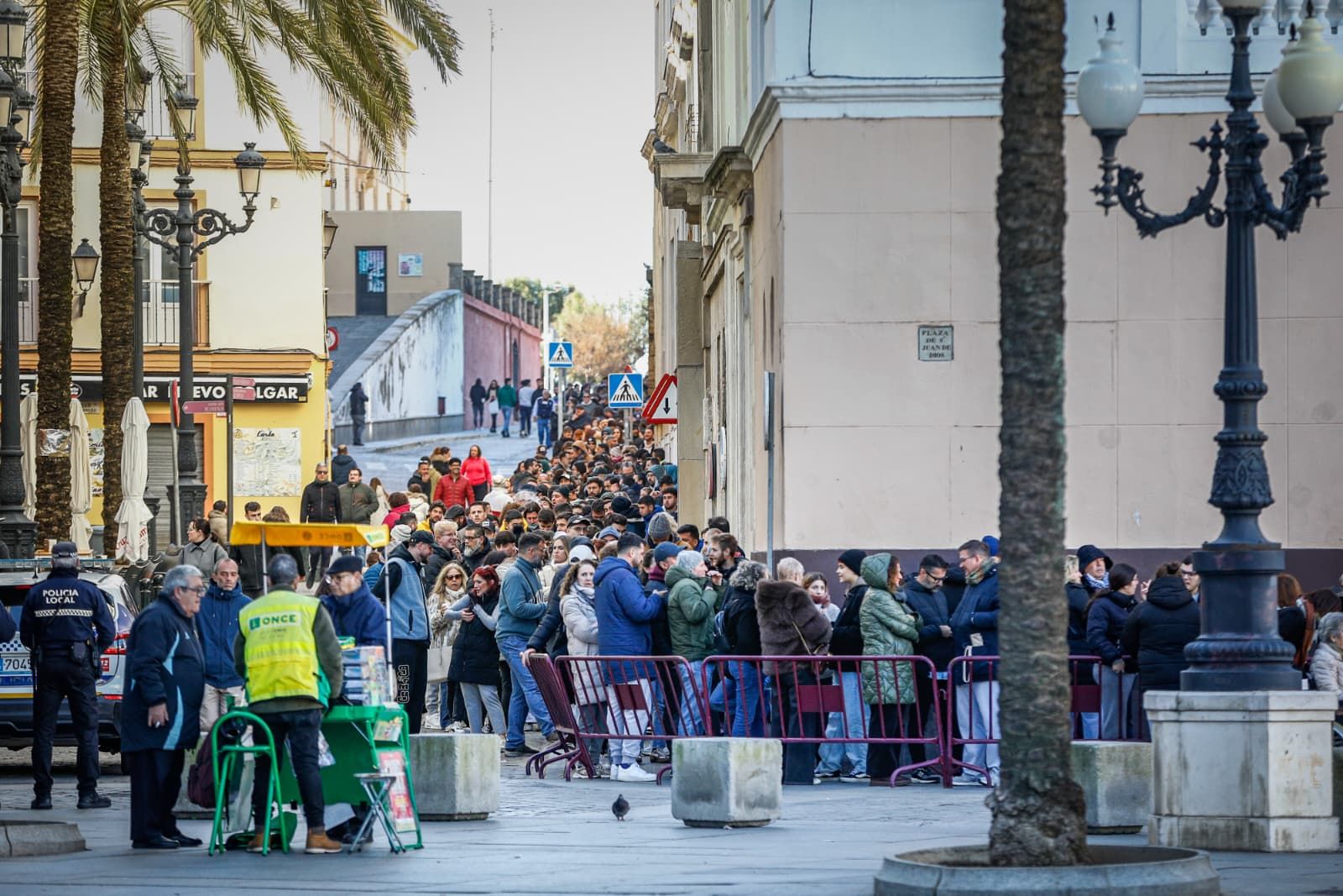 Largas colas en Cádiz para comprar las entradas para semifinales del COAC 2026
