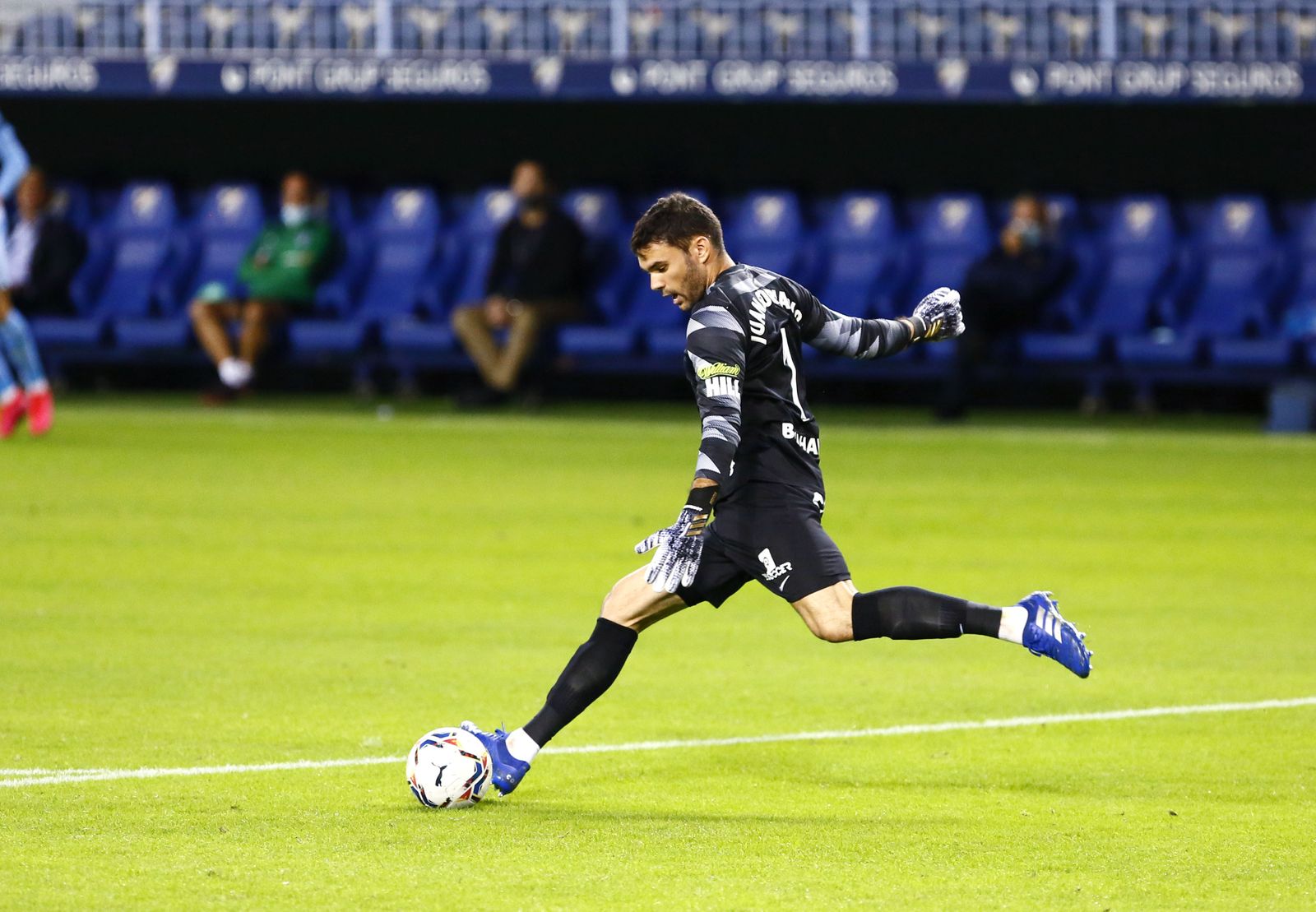 Juan Soriano saca de puerta con la camiseta del Málaga.