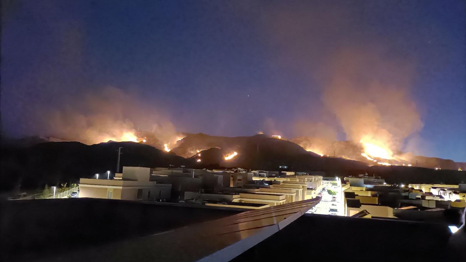 Imágenes del incendio forestal que mantiene en vilo a vecinos de Gádor y Benahadux