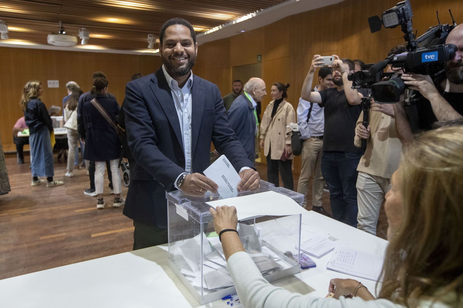 Las fotos de la jornada electoral en Cataluña