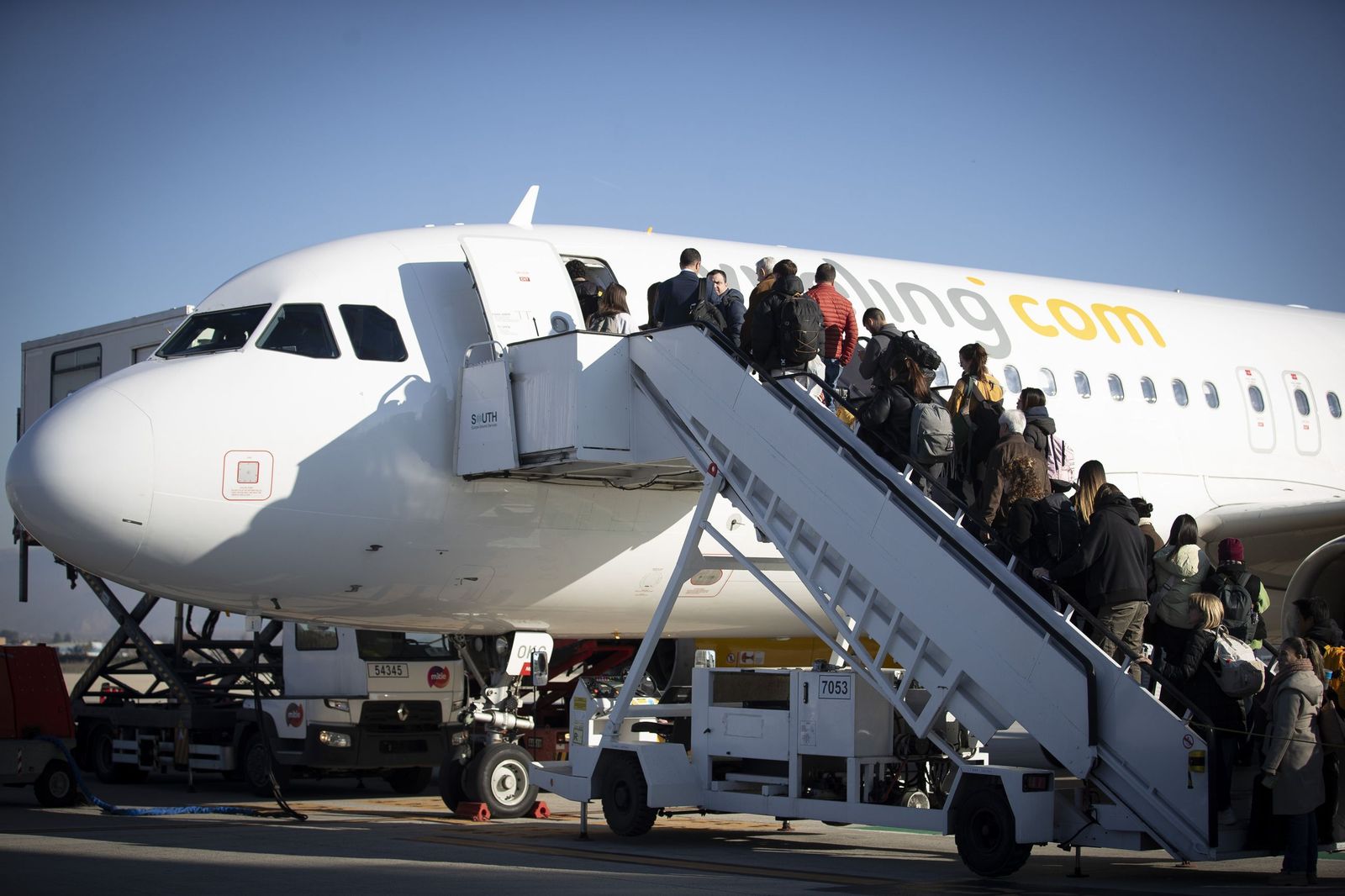 Pasajeros acceden a un avión en el aeropuerto de Granada .