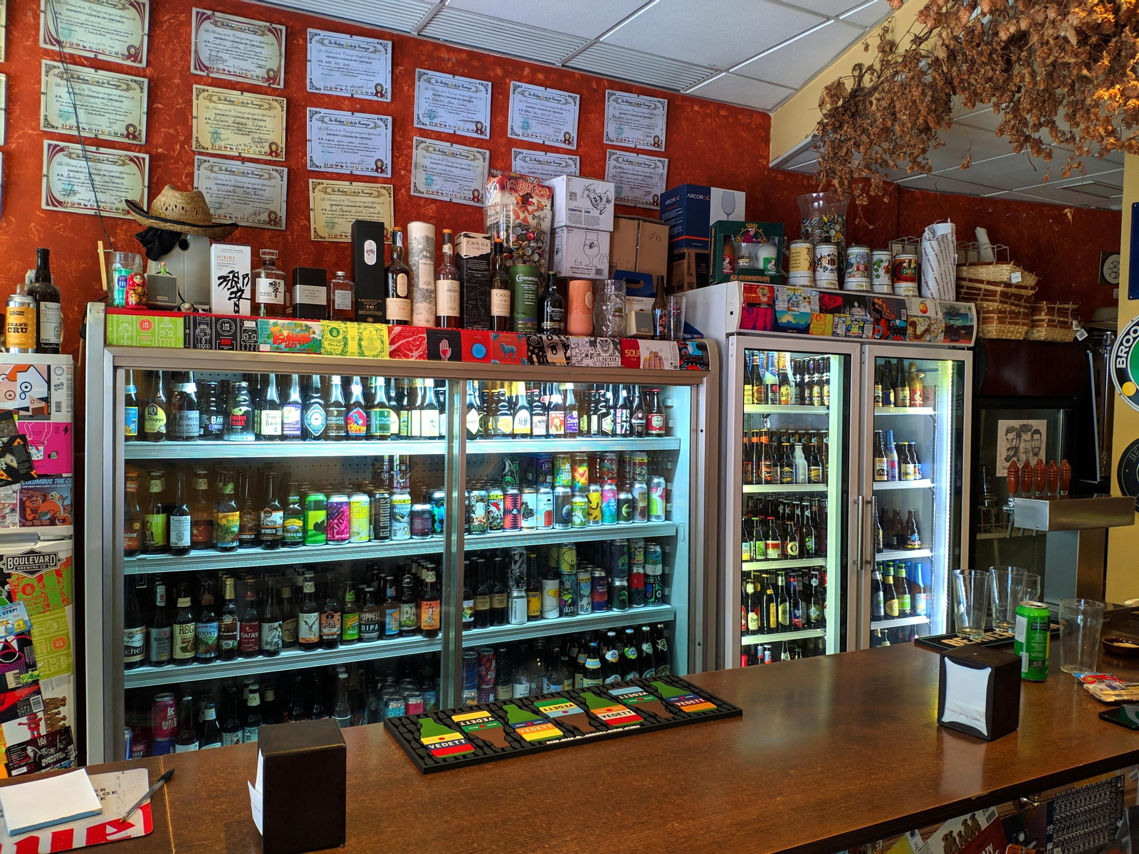 Si La Botica de la Cerveza estuviera en el Lejano Oeste su mostrador sería objeto de un tiroteo.