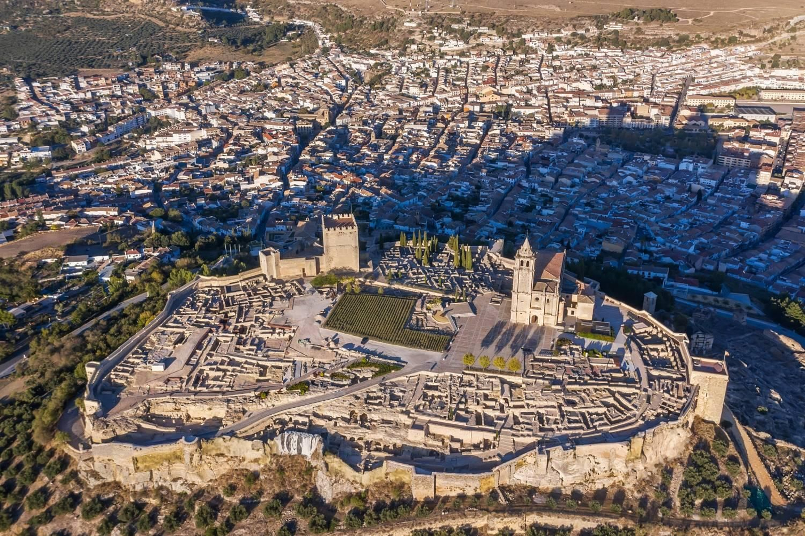 Imagen aérea de Alcalá la Real, en la Sierra Sur de Jaén. Imagen aérea de Alcalá la Real, en la Sierra Sur de Jaén.