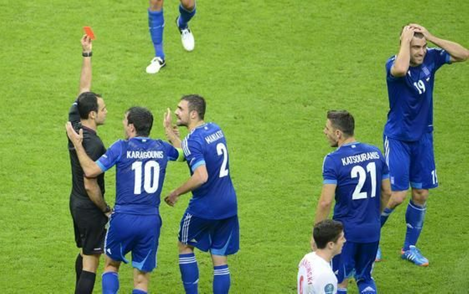 Polonia y Grecia empatan 1-1 en un interesante partido inaugural con dos expulsados, polémica y un penalti fallado.

Foto: EFE