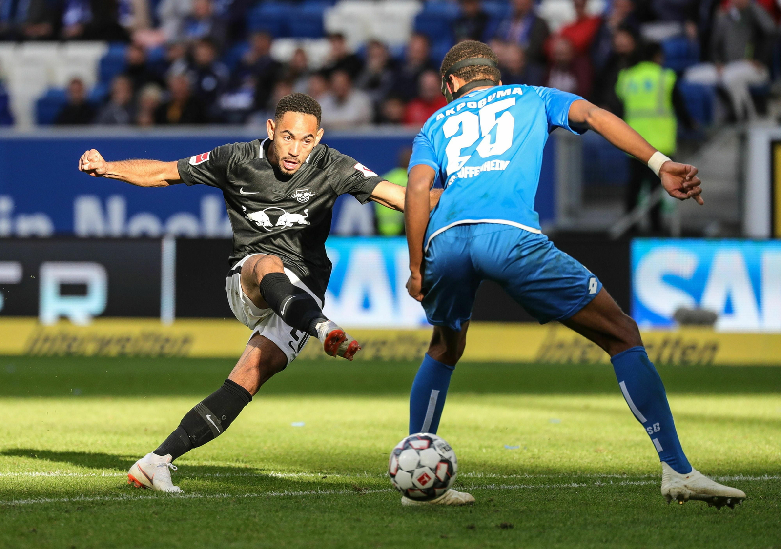 Matheus Cunha remata en un partido entre Leipzig y Hoffenheim.