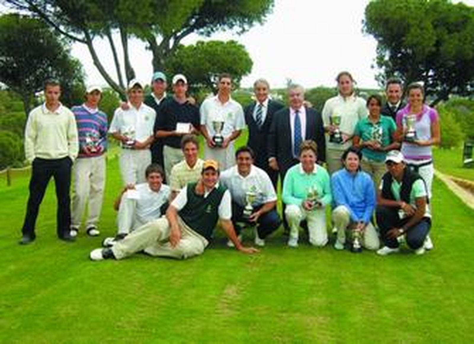 Cristóbal Guerrero López -de pie el sexto por la derecha- es el actual presidente del Club de Golf Bellavista.