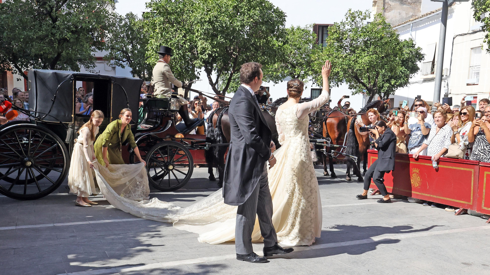 La novia saluda a su llegada